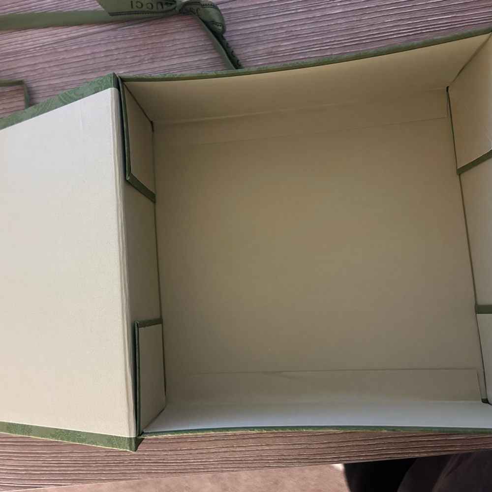 Gucci Gift Box (Medium) + Ribbon - Picture 5 of 8